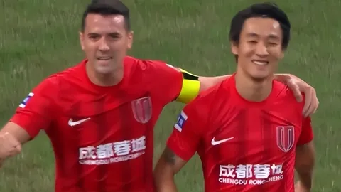 传奇射手再现锋芒！萨卡连续四战热刺，进球盛宴不断，一骑绝尘成德比杀手传奇！