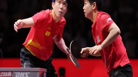 丹麦球迷山顶啤酒狂欢，热狗相伴看球赛